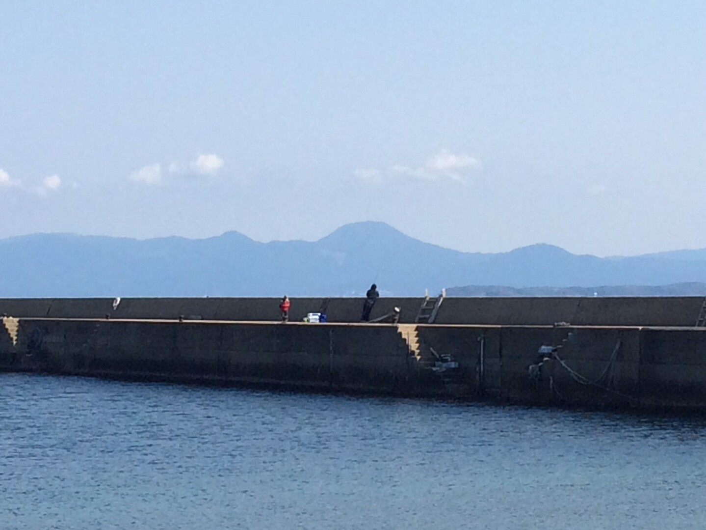 小川島でアジ釣り 唐津市 鎮西町 呼子町エリアの写真2枚目 小川島から 糸島４座方面 中央のピーク Yamap ヤマップ