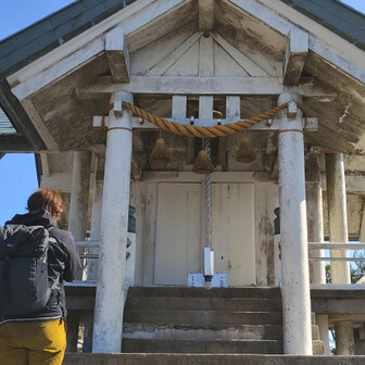 宝満山上宮参拝。
ピークで注連縄張ってある岩に登ってた、阿呆がいたな～、罰が当たるぞ、