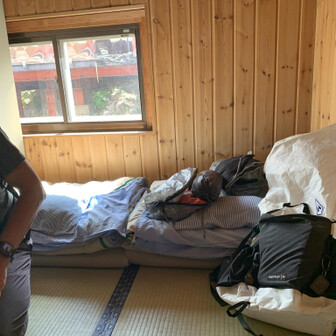 燕岳・餓鬼岳・唐沢岳 燕山荘の一般室（2人部屋、1人一畳）
隣室とはロールカーテンで仕切られていた