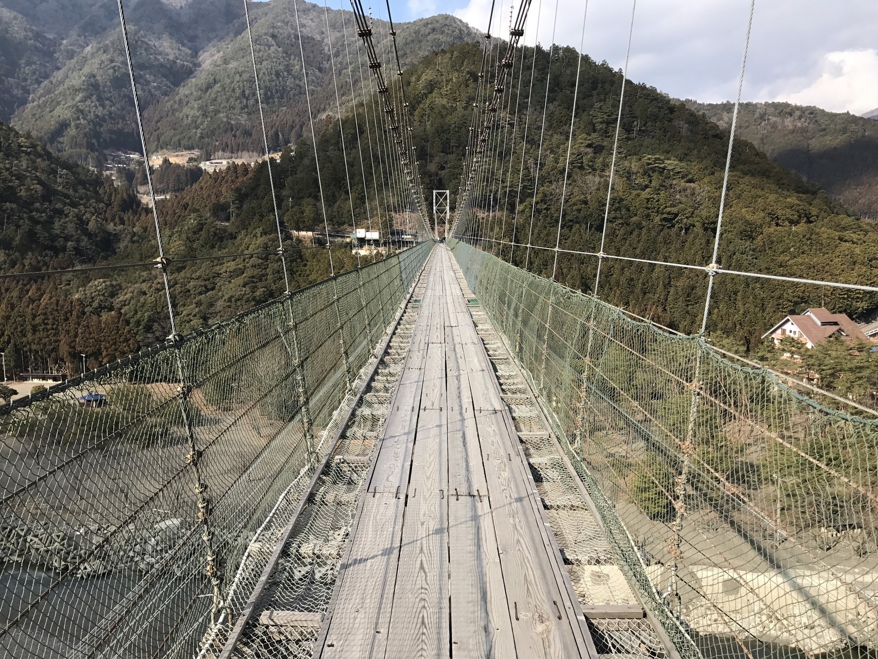 橋の中間くらいから。
高所恐怖症の人は動けなくなるとか。」