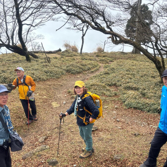 風避け探してたら
後続組が　賑やかだねぇ♪と
言うてたら　賑やかな方々やった😝😆
YouTubeの八女ん夫婦さん！　奥様　実物の方が若くて細いと　誰か？！言うてました🤭

何故か？！よく会う　八女ん夫婦さん💪
最初の出会いは　シロキツネのサカズキモドキ　探して八女の🏔️にて山頂飯🍚してたら

やはり　賑やかな方々上がってくる　で　奥様の声で気がつく😝
そんな出会いでした❣️