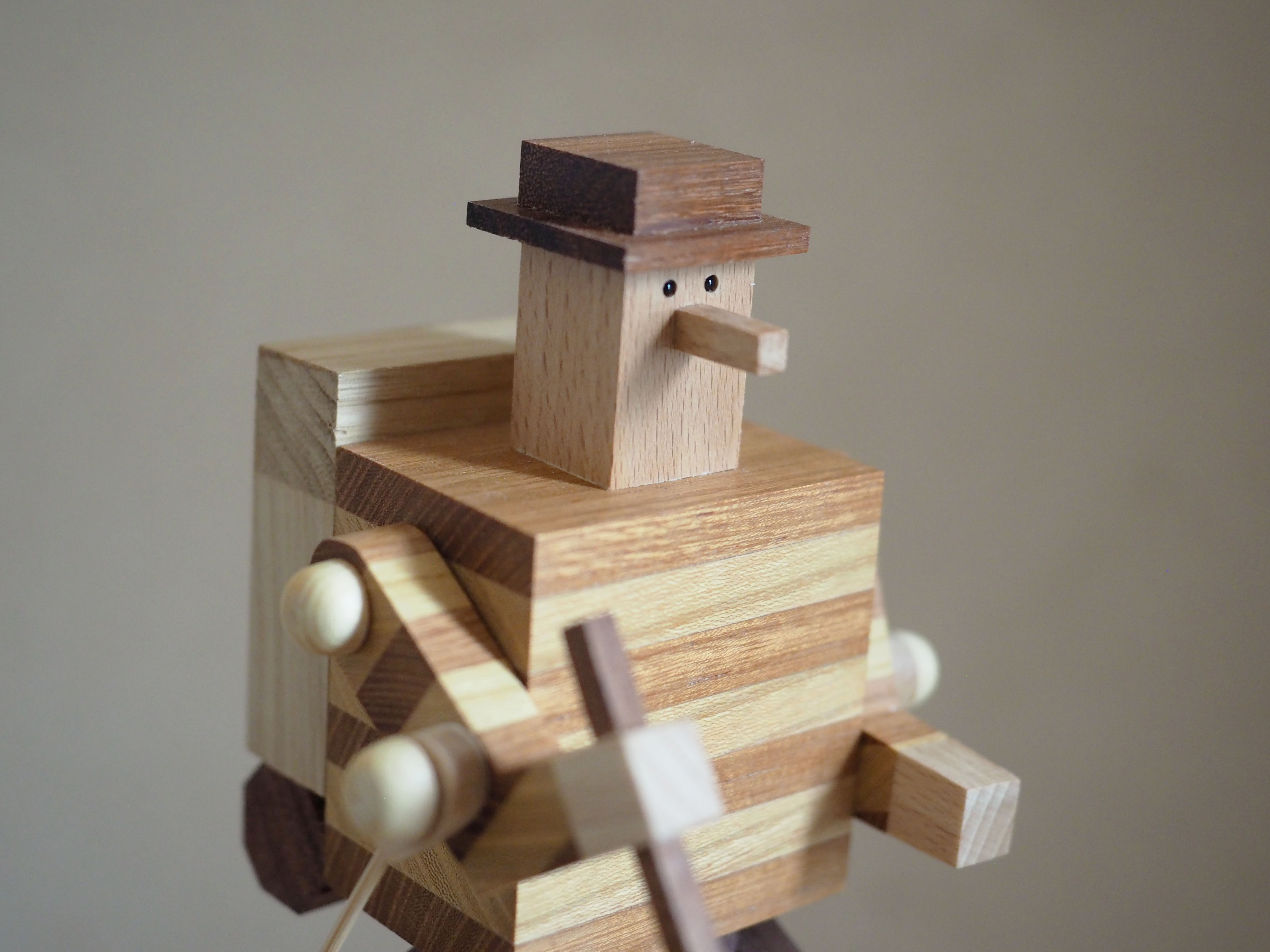 木製オートマタ「からくりハイキング」