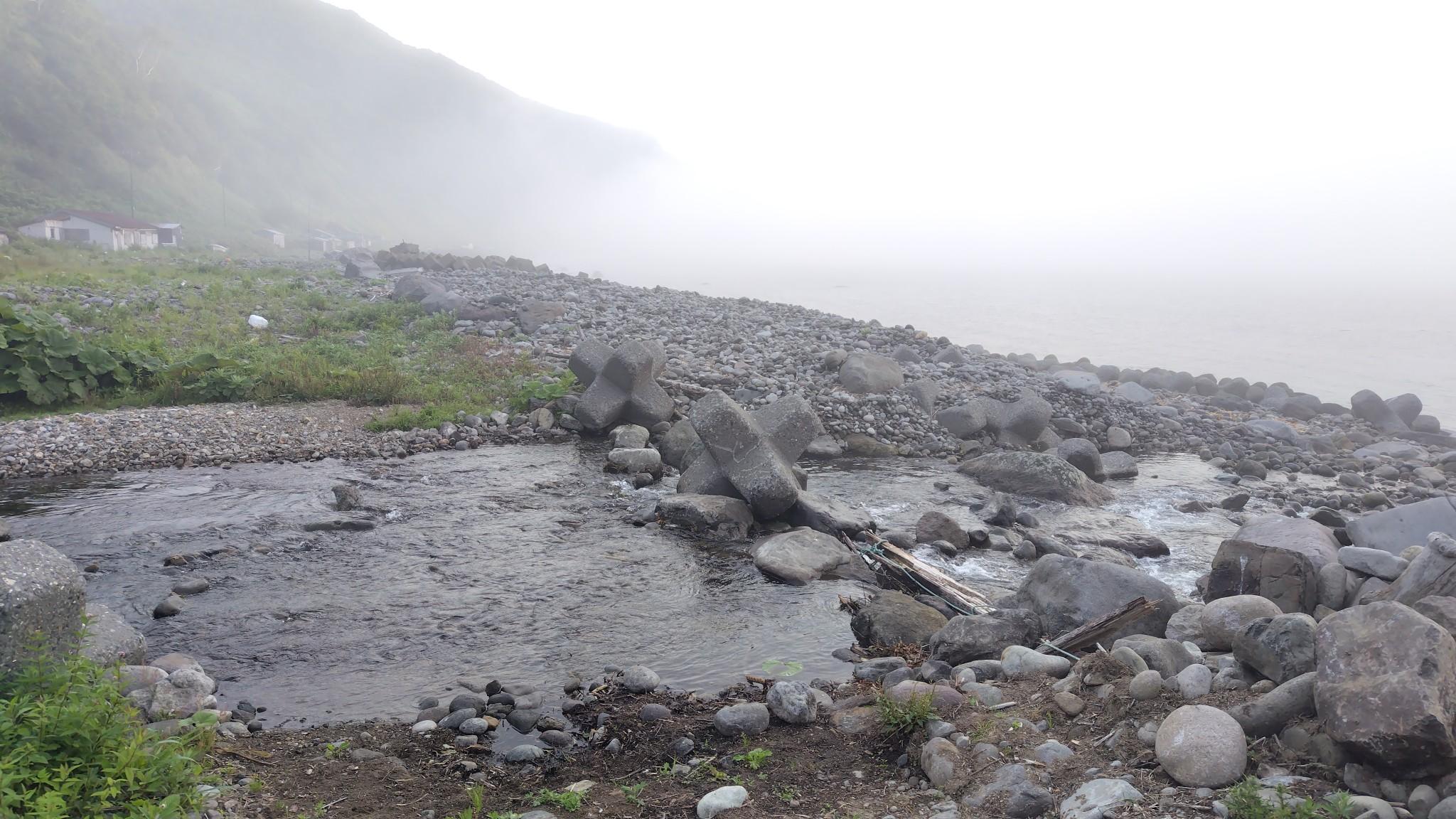 テトラブロックを渡って渡渉。