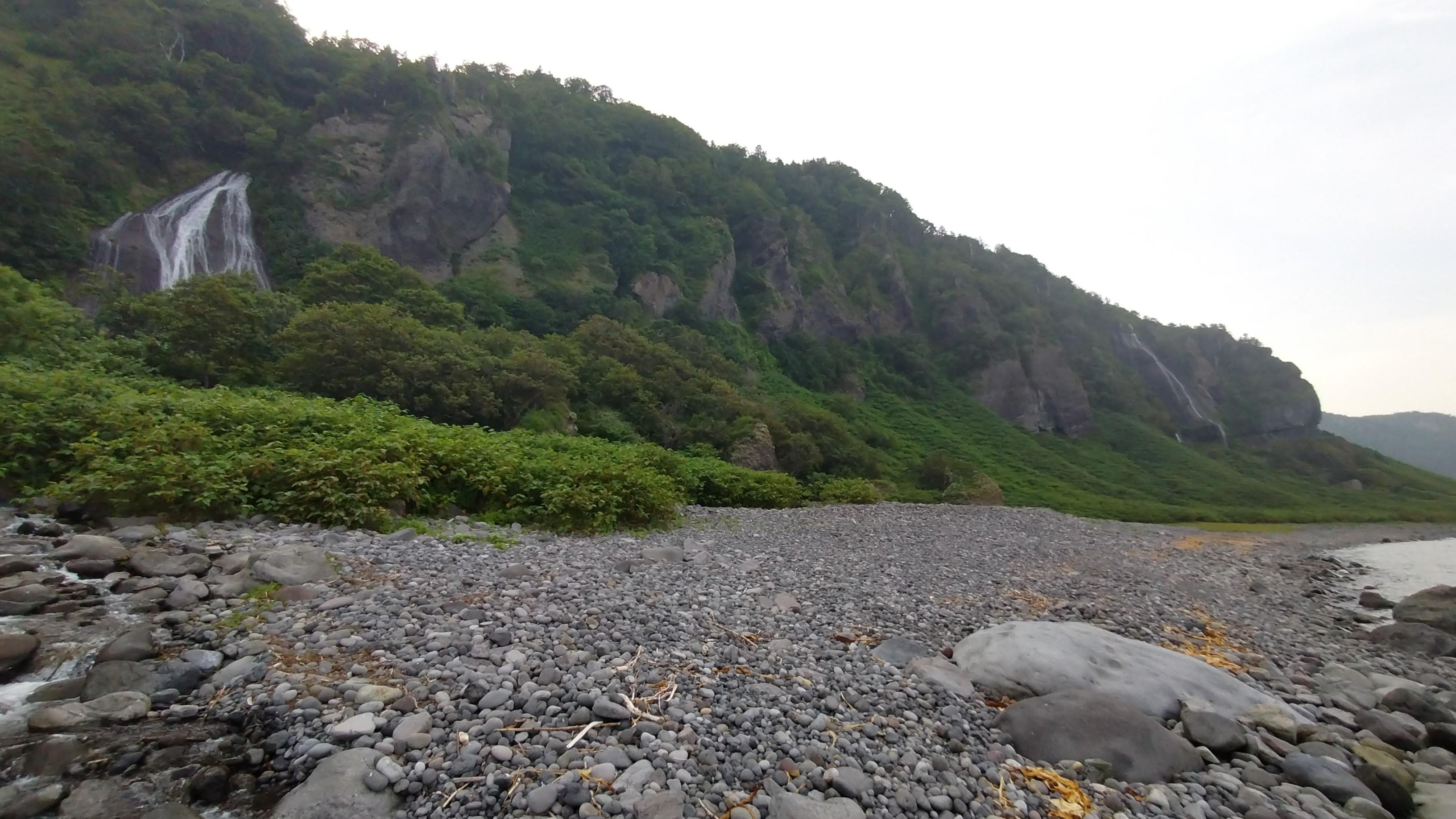 手前が男滝で奥が女滝。２つの滝の間に気持ちよくテント張れる砂場がある。