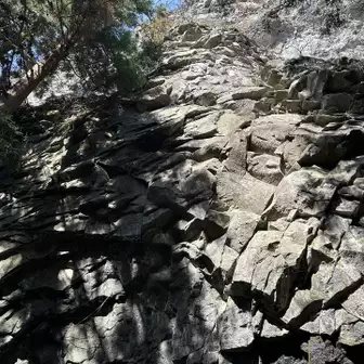 真上を見上げる屏風岩