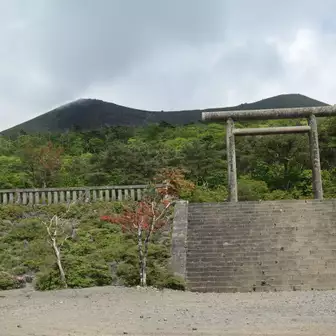下山後神社越しに高千穂峰が見えた。
左のピークに登り稜線を歩いて右のピークを目指しました。
稜線の下がお鉢になってます。