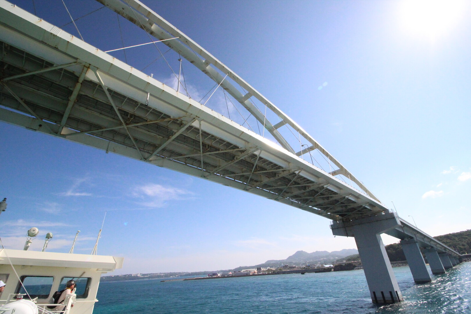 念願の伊江島タッチューへ 伊江島の写真4枚目 沖縄本島と瀬底島を結ぶ瀬底大橋をくぐる Yamap ヤマップ