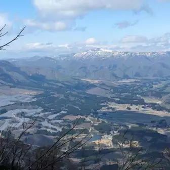 栗駒山もまだまだ白そうです。
