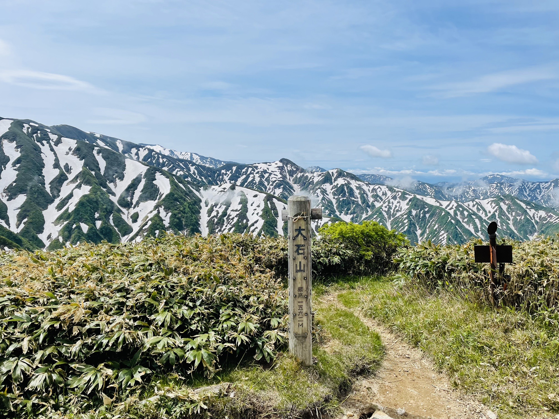 再びたかさんぼさんとスライド。
オッタテ尾根の時にわたしのワカンを縛り直してくれたあのヒーロー劇とは裏腹に、そのヒーローがおっちょこちょいやらかしててそのギャップ萌えでまたも好きになっちゃいそうでした🤫笑