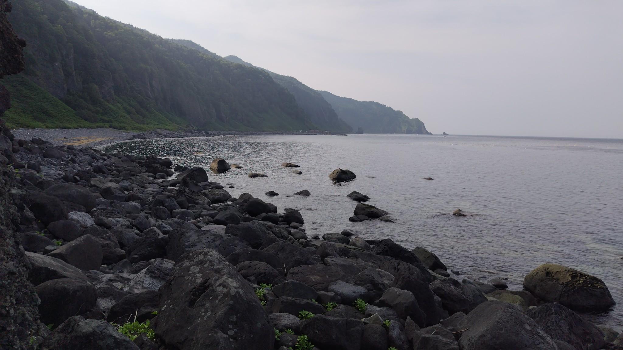 滝の下の番屋が見えたら、その先の岬を回り込んだら1日目のゴール。