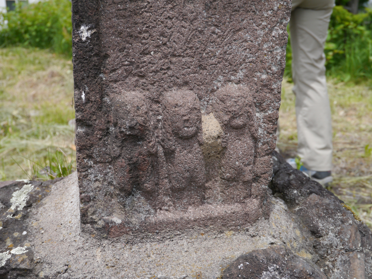 浅間山・黒斑山・篭ノ登山 石碑に「見ざる聞かざる言わざる」三猿が彫られています