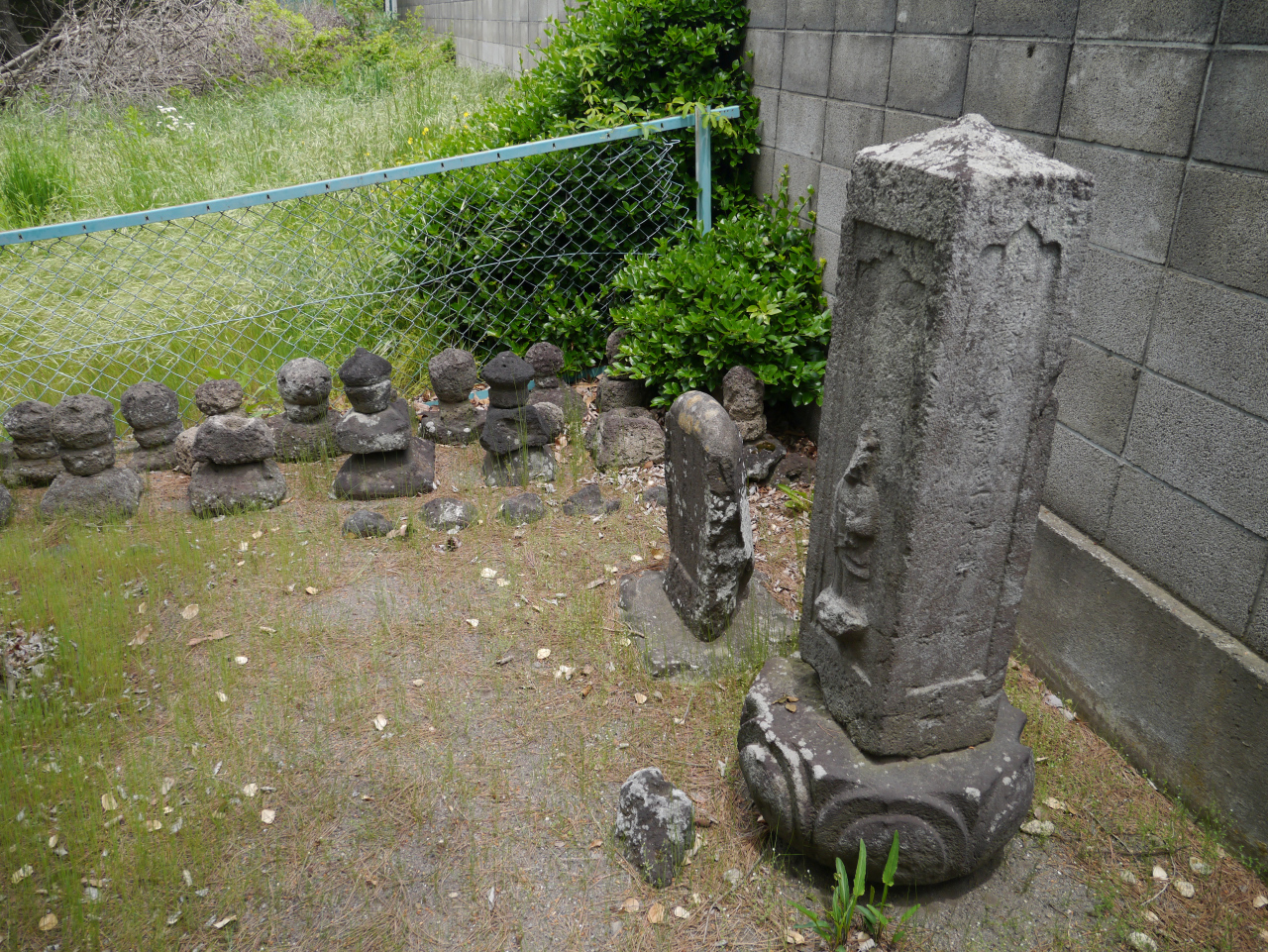 浅間山・黒斑山・篭ノ登山 郷土の石碑
小諸高校敷地の一角に集められています
懐古園から高校がここに移転する時に敷地内にあった石碑を移動させたそうです
