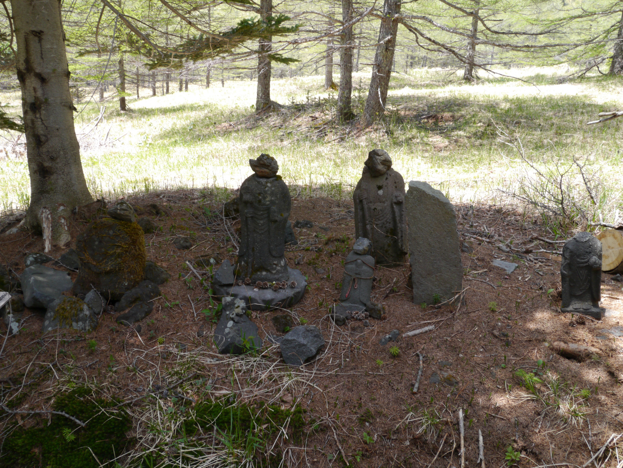 地蔵
明治の廃仏毀釈で首を切られてしまったようです