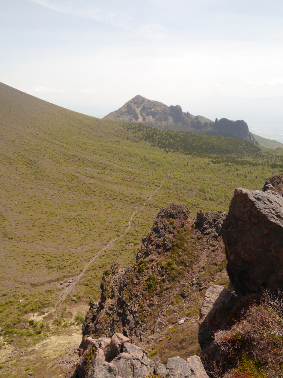 来た道を振り返り～剣ヶ峰と牙山が見えます