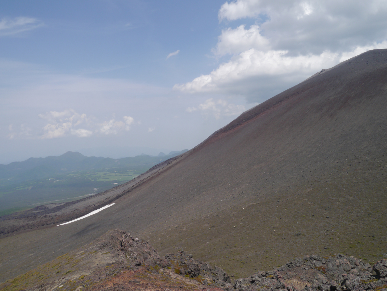 黒く色が変わっているところが天明の大噴火で流れた跡だそうです