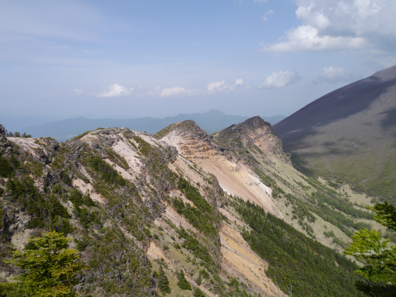 歩いて来た外輪山～切り立ってます