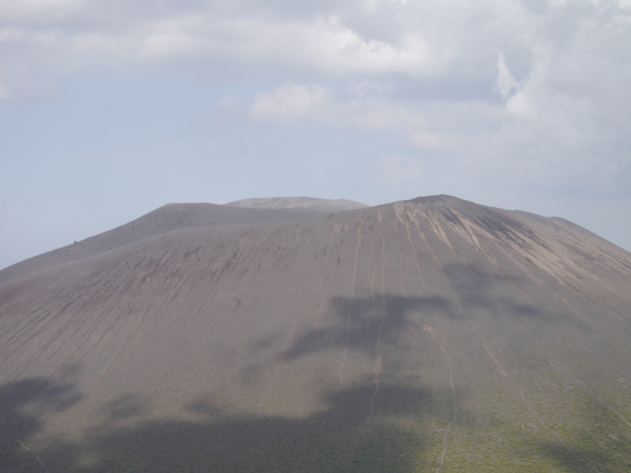 三段に見える山頂～一番奥が噴火口