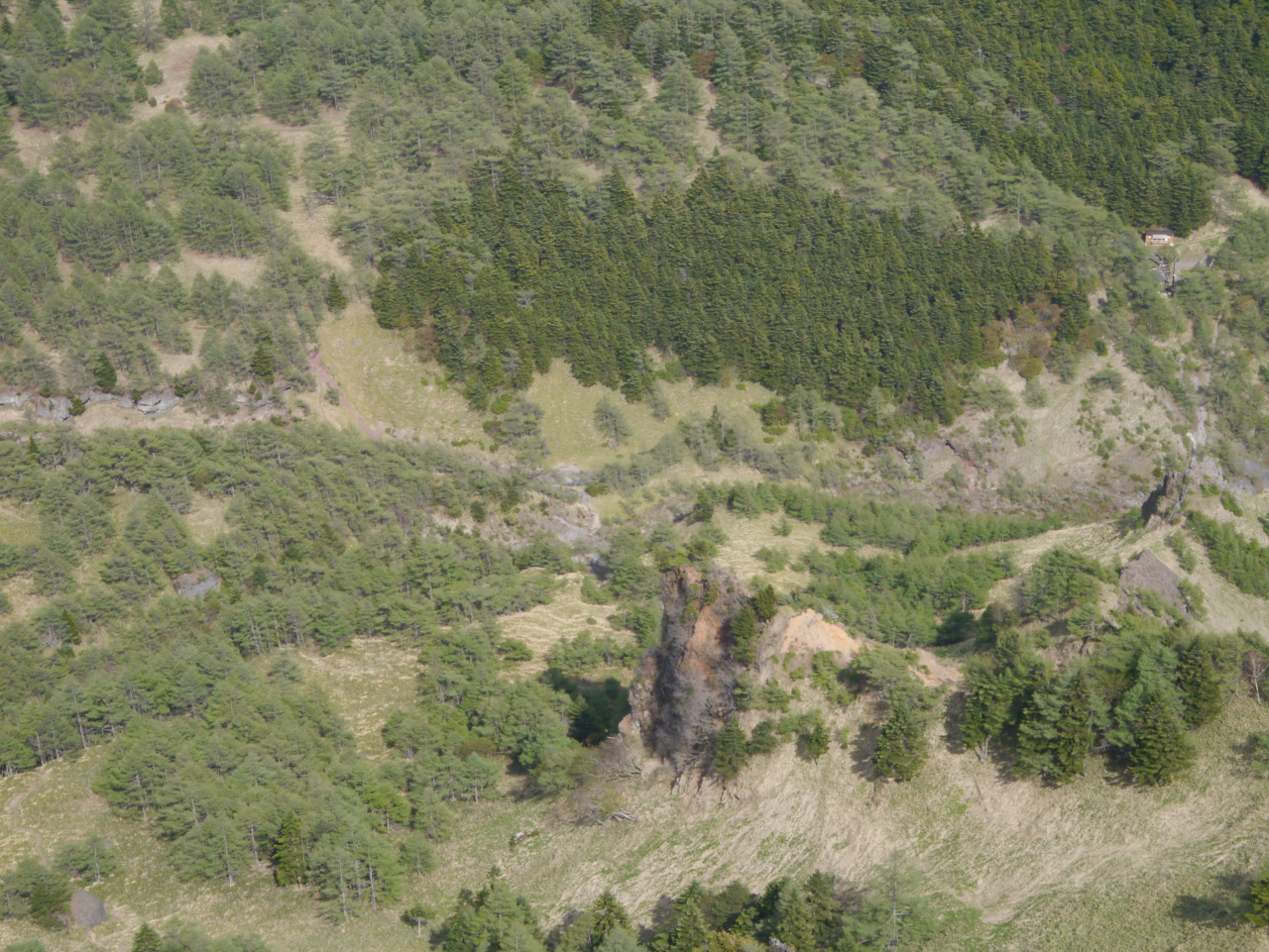 谷底に火山館のトイレが（写真右上）