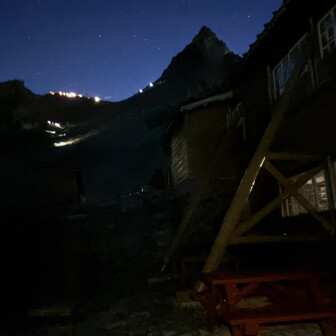 友人と出発準備をして、いよいよ下山開始。殺生ヒュッテのスタッフ様、おせわになりました😊
槍ヶ岳山荘の灯りとヘッドライトの灯りで幻想的な光景が作り出されていました。