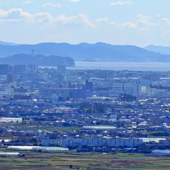 吾妻山山頂から眺める江の島。標高が下がった分、見え方が変わってきた