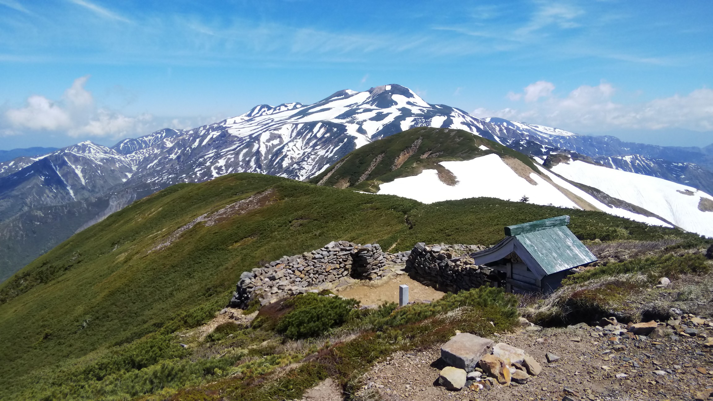 新緑 と残雪 の縦走 白山 別山 三ノ峰 赤兎山 市ノ瀬起点周回ルート 1日目 Shimoさんの白山 別山 銚子ヶ峰の活動日記 Yamap ヤマップ