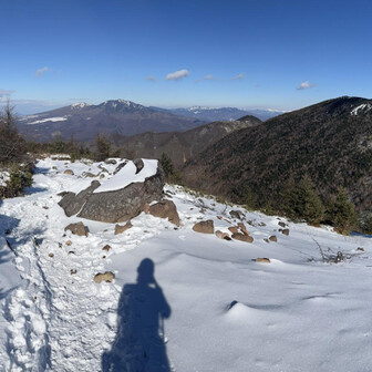 左ピーク　烏帽子岳
右ピーク　湯の丸山
真ん中は四阿山かな？