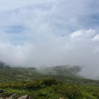 三本槍岳からの下山中ガスが出てきました