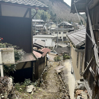 岩湧山・一徳防山・三石山 これで西半分のコースが終わって
民家の間に下山してきました

この辺りが天見駅の近くで
これでぐるっと一周してきました。

次はいよいよ蝋梅の里を目指します