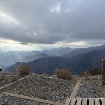 大倉尾根の向こうにある、今日登った稜線を眺める
