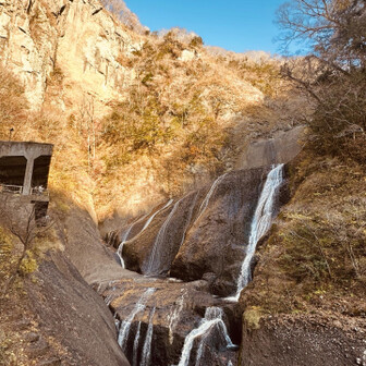 美しいねぇ
滝の周りの紅葉は終わってるけど