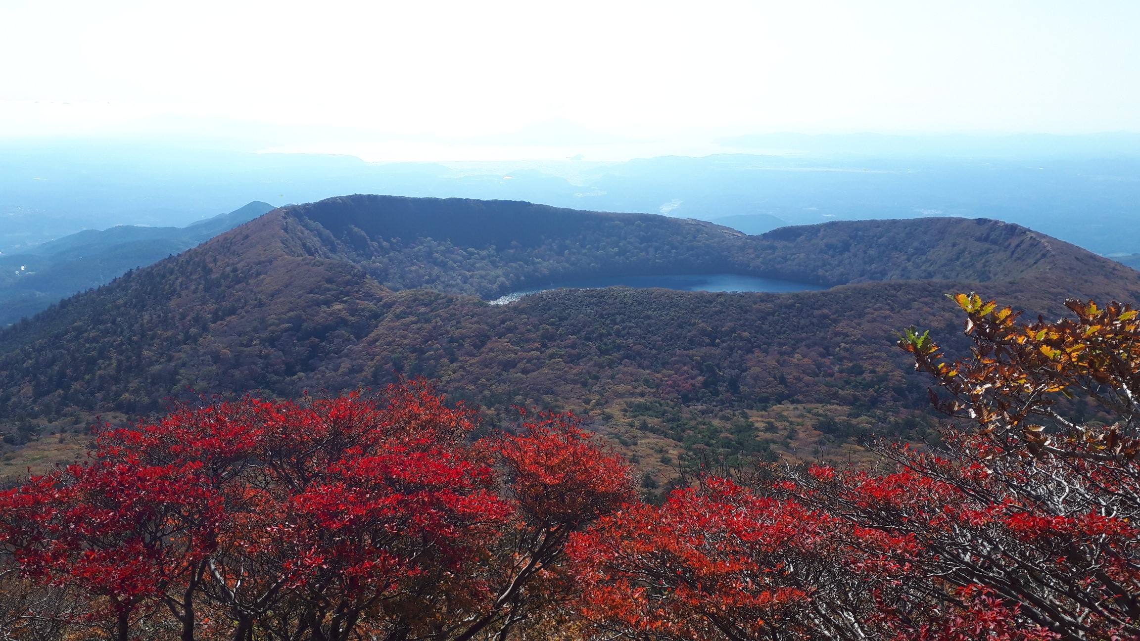 紅葉 の霧島山 韓国岳と大浪池 リュウジさんの霧島山 韓国岳 高千穂峰 夷守岳 烏帽子岳の活動データ Yamap ヤマップ