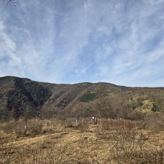 右の奥甘利山を経由して左奥の千頭星山へ