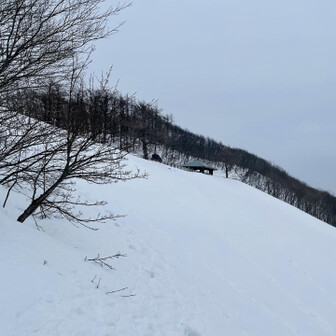 蘇武岳 七合目から林道まではキツかったー😫
足が埋まって脱出して、また埋まっての繰り返し🤣
気温が高く雨降りなので、こうなることは分かっていたが、とにかくキツかった💦