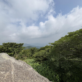 ”唐人の舞”
※その昔、唐の人がこの地を訪れた時、眺望の素晴らしさに驚き、また遠き故郷をしのんで石の上で舞ったと伝えられている　