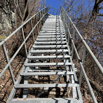 長い階段
疲れた脚にはこたえました😅