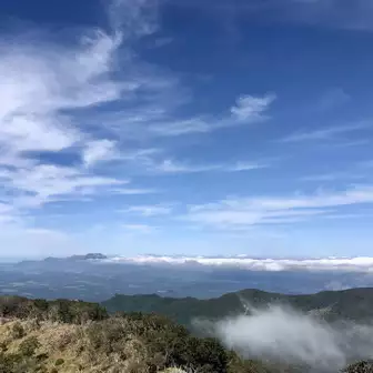 雲の左側には阿蘇五岳