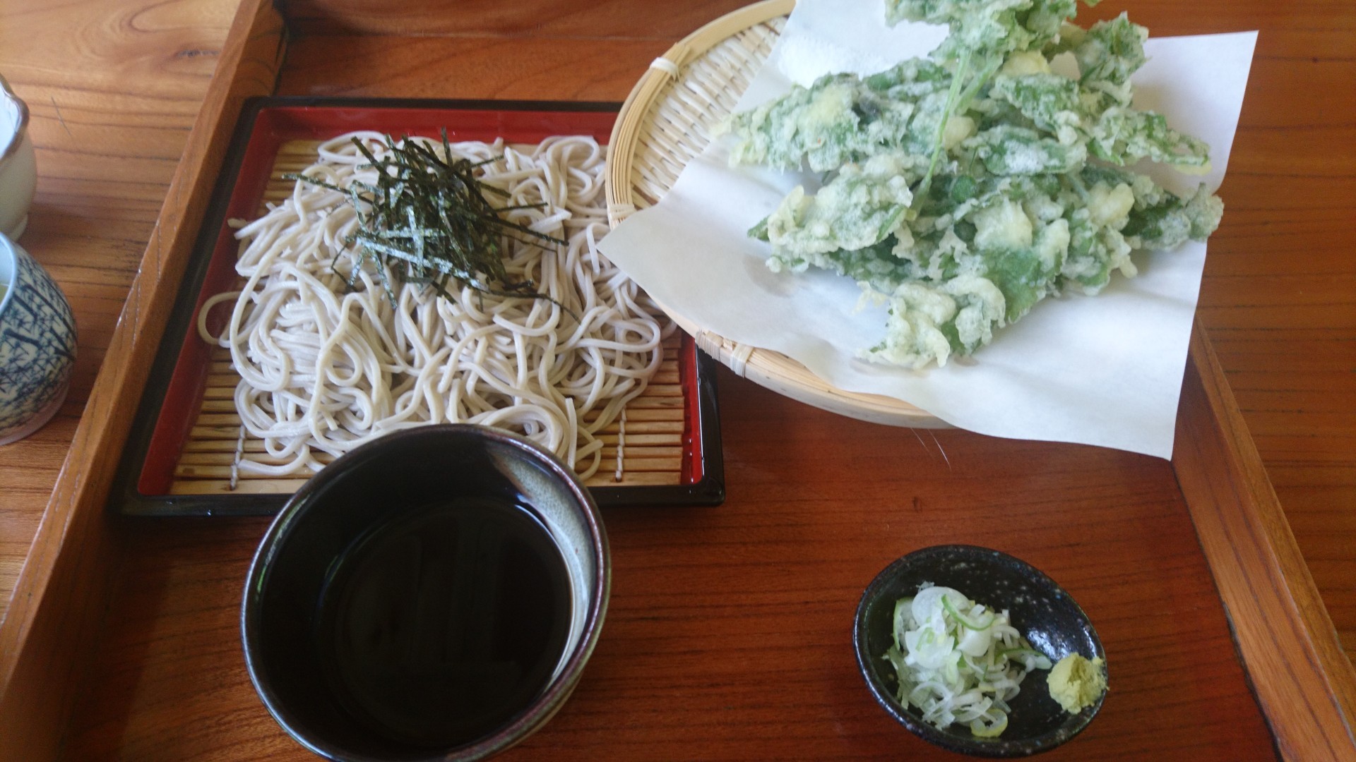 浅間嶺・松生山 石臼挽きざる蕎麦（800円）と天ぷら5種盛り（500円）