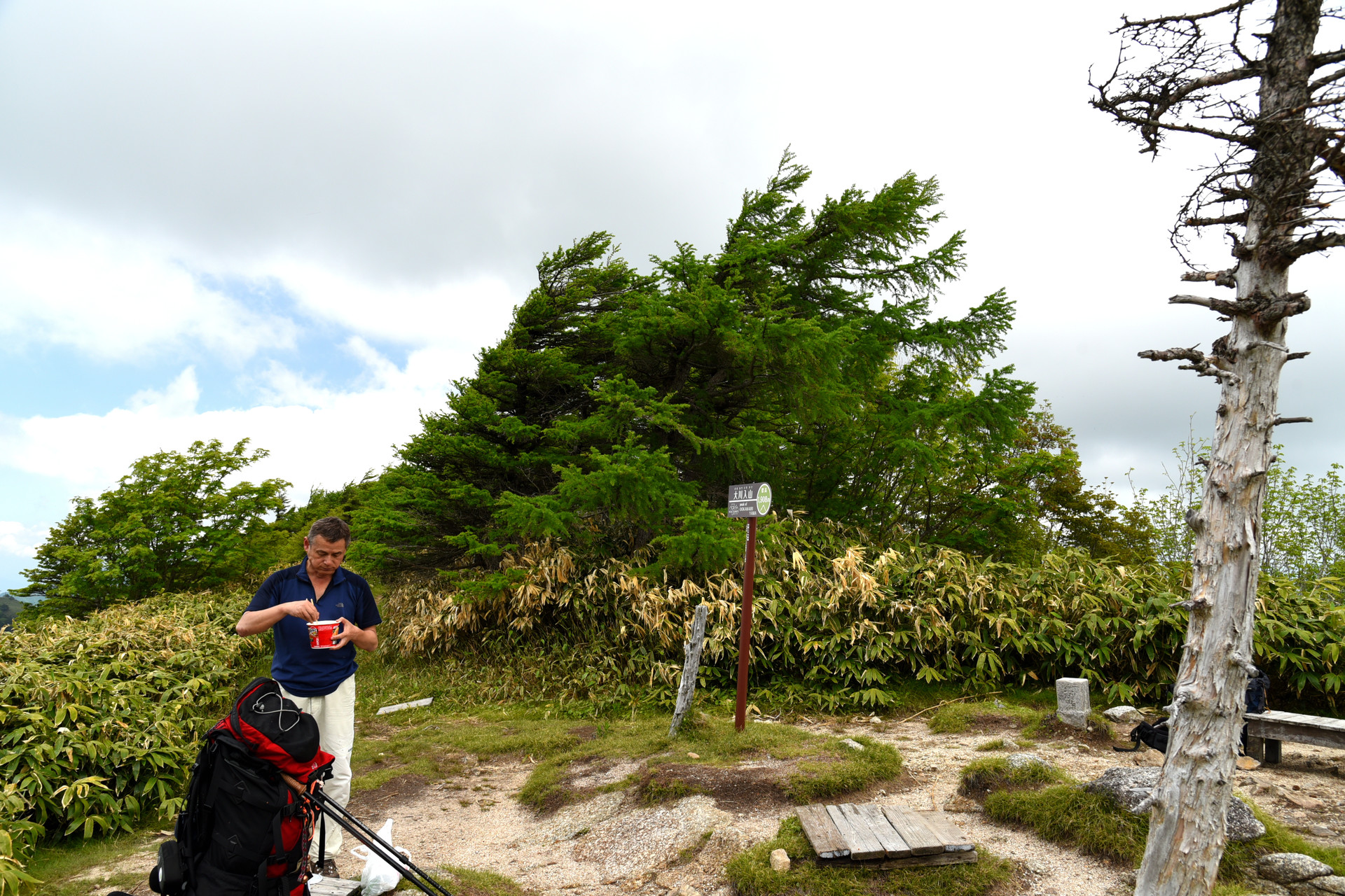 大川入山・横岳 山頂です。移っているのがウルトラアウトドアの人でした。
北海道に星を撮りにいくとか。
自転車日本一周もやったと言ってました...