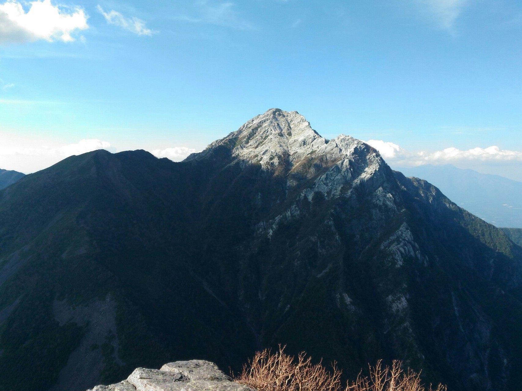北岳・甲斐駒と黒部の岩場 甲斐駒ヶ岳 登山ルート「花崗岩に覆われた荒涼とした雰囲気が