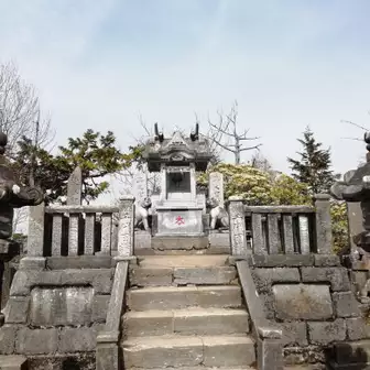 （２時間程で）妙法ヶ岳山頂の、三峯神社奥宮に