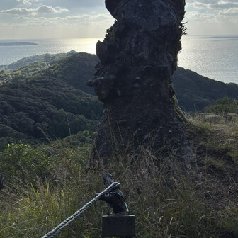 十郎岳山頂のすぐ下にモアイ岩が。
初めて近くで見ました。