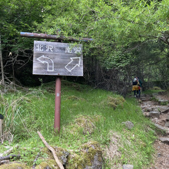 おはようございます

自宅から50分で美濃戸口に到着
八ヶ岳山荘🅿️はだいぶ埋まってた

少しでも楽をしたくて
そこから悪路を走って奥へ🚙

ギリギリやまのこ村に駐車できた😮‍💨

4:30でほぼ満車でした