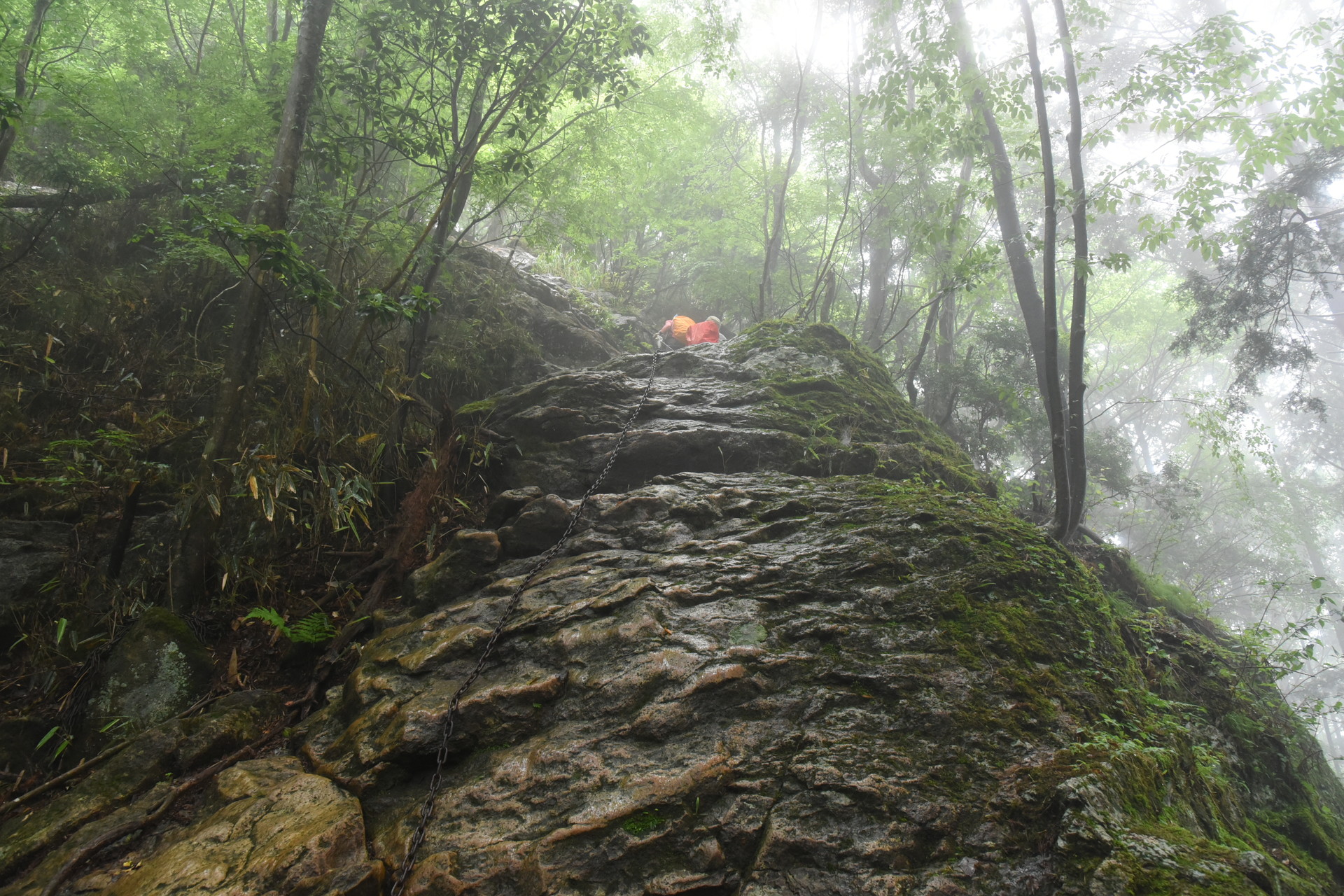 明神山（三ツ瀬明神山） 雨で濡れた岩場は、ちょっとコワイ