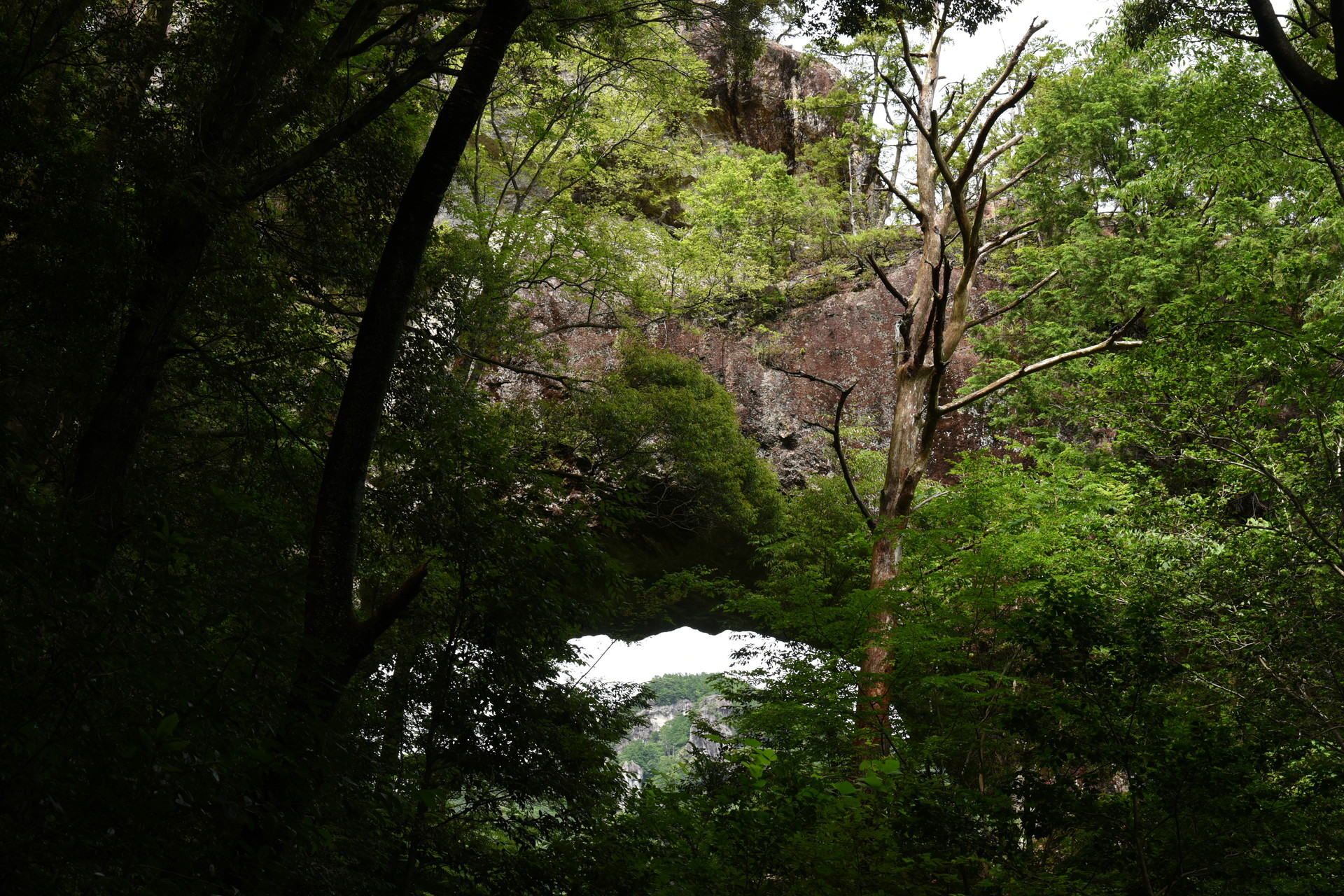 明神山（三ツ瀬明神山） 乳岩峡の天然の岩のアーチ。