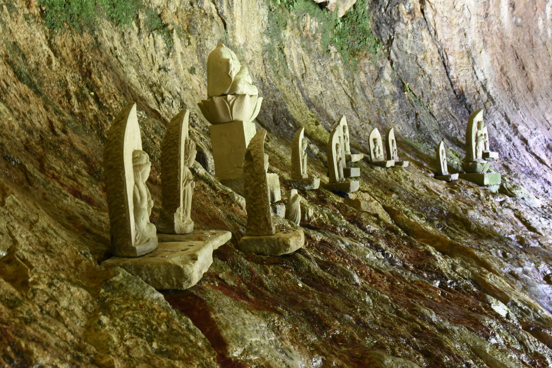 明神山（三ツ瀬明神山） 乳岩窟の中の仏像群です。