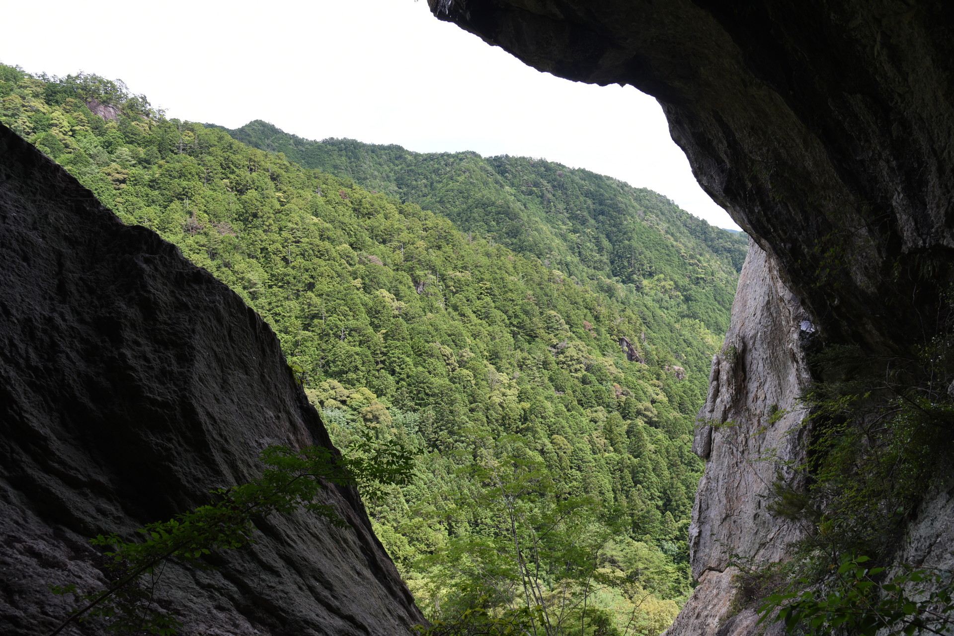明神山（三ツ瀬明神山） 乳岩窟からの眺め
