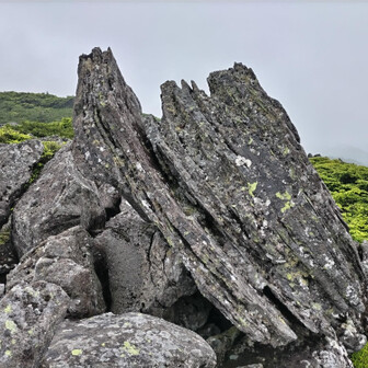 天狗の奥庭を進む
玄武質強めで黒っぽい安山岩

