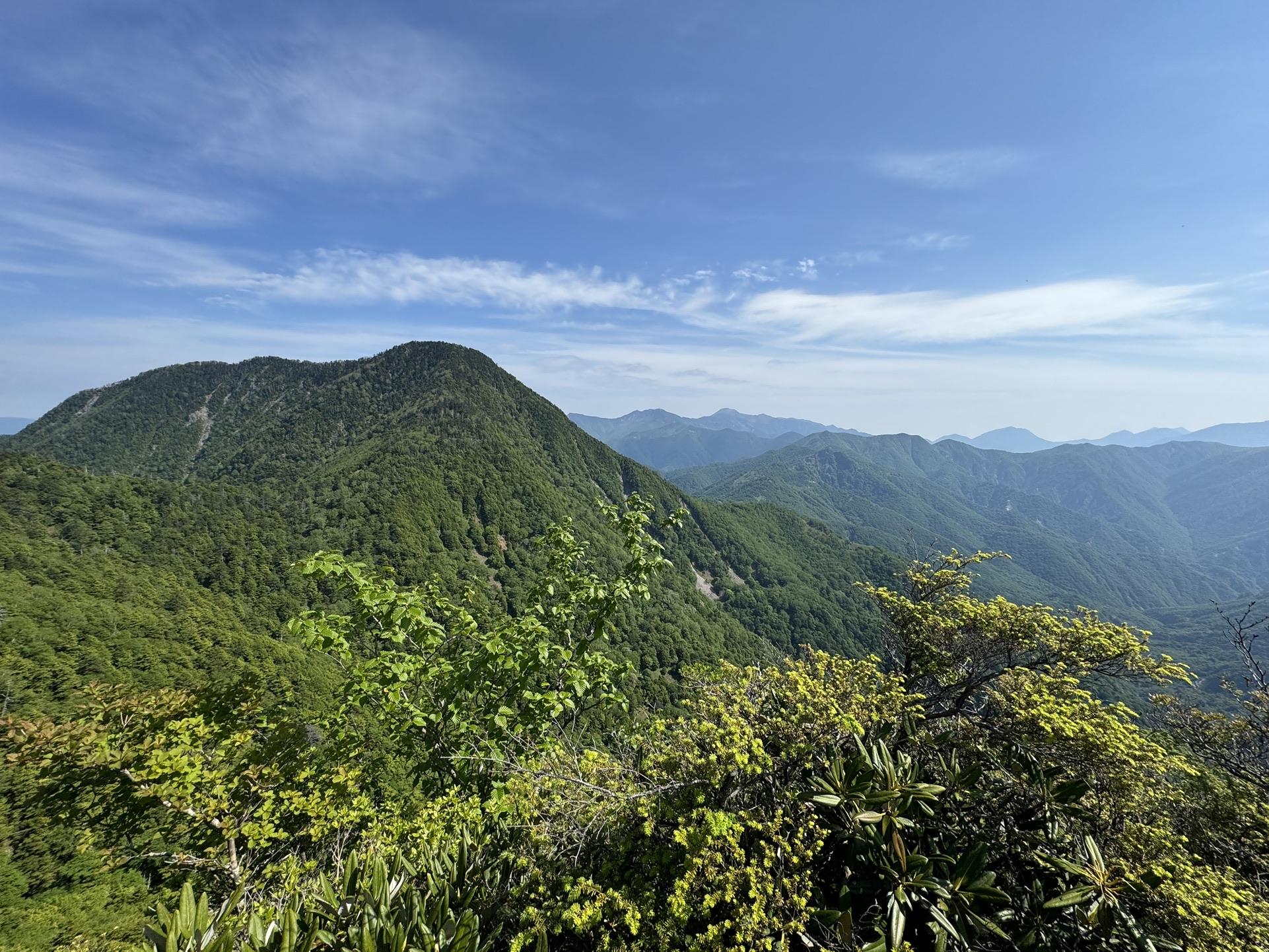 皇海山・袈裟丸山・庚申山 右手には日光連山⛰️