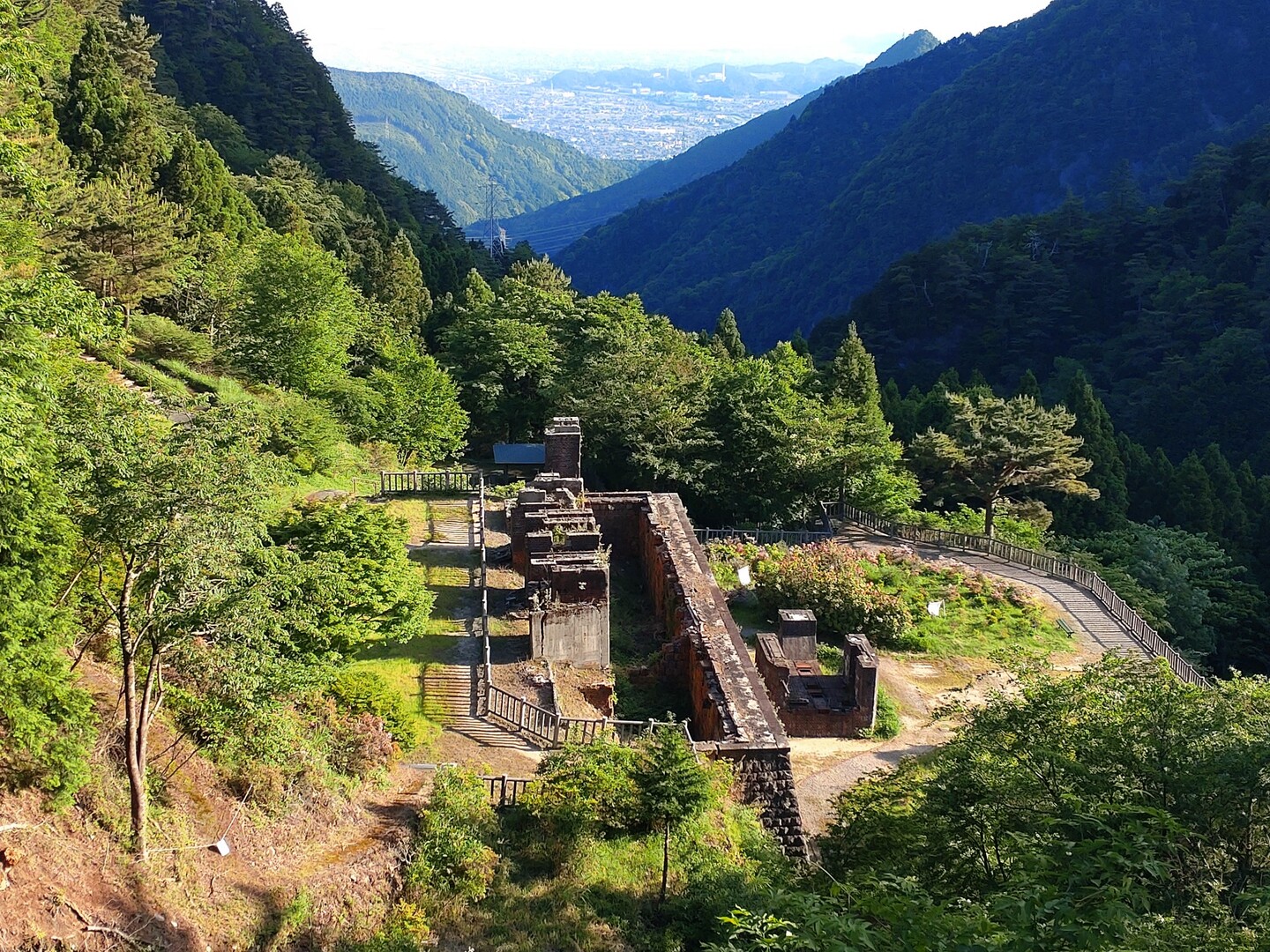 東平マチュピチュとツガザクラ 笹ヶ峰 寒風山 平家平の写真21枚目 さらに上から見たところ 新居浜市も見える Yamap ヤマップ