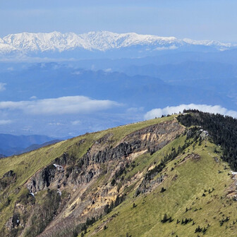 山頂からの根子岳と後ろに北アルプスの山並み🗻